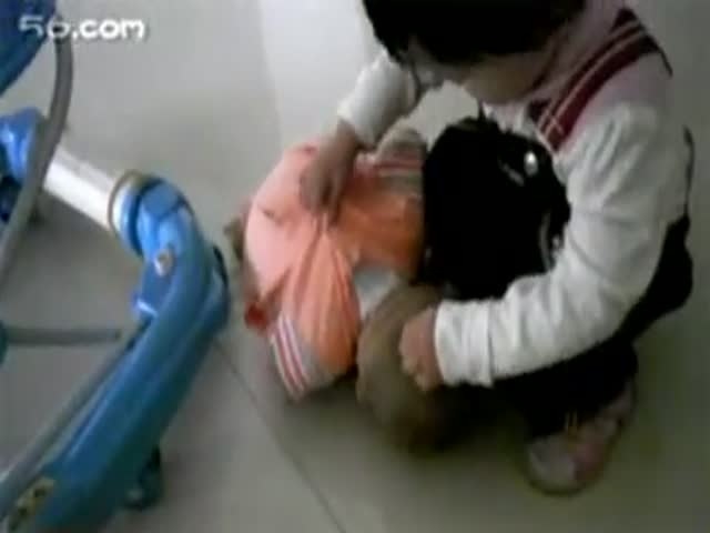 狂虐嬰兒視頻引發(fā)社會(huì )憤怒，道德和法律界限不可逾越