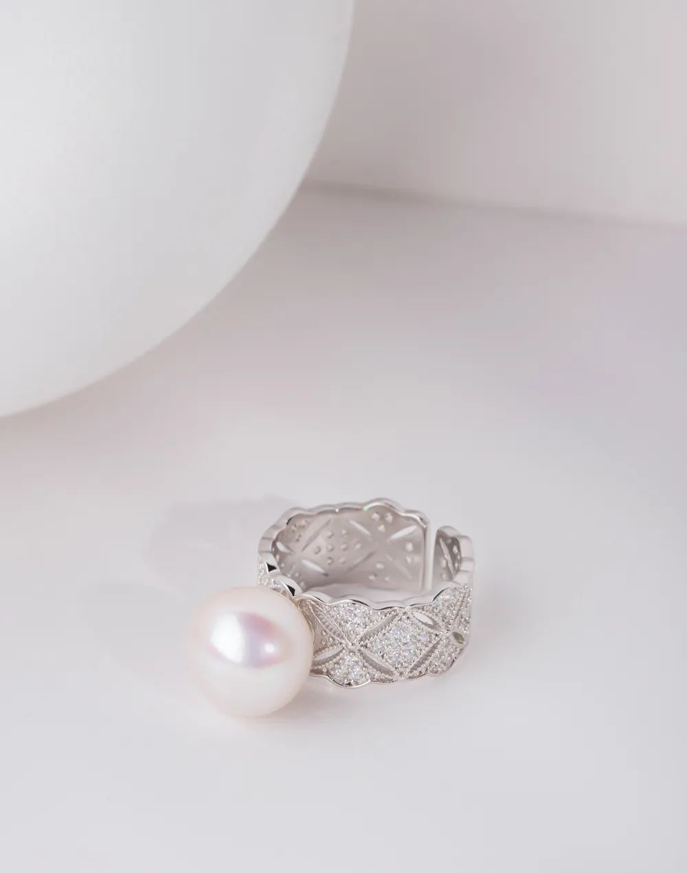 2024最新款戒指,探索小巷中的寶藏，2024最新款戒指