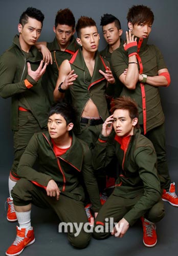 韓國2PM組合最新動(dòng)態(tài)，小巷音樂(lè )風(fēng)暴與隱藏小店探秘