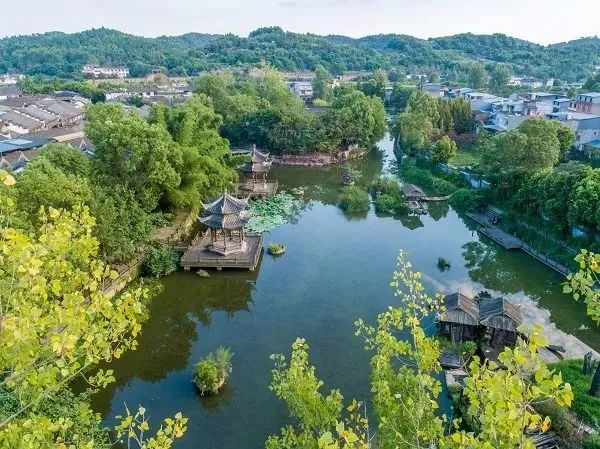 黃龍溪華僑城最新消息,黃龍溪華僑城最新消息，發(fā)展的雙刃劍效應分析