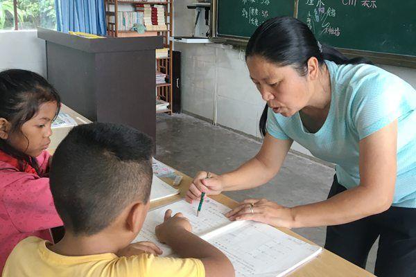 張老師，教育領(lǐng)域的璀璨新星閃耀教育界的光輝典范