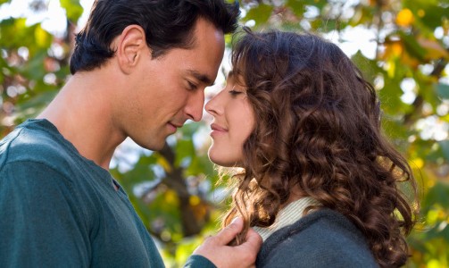 時(shí)代變遷下的新型親吻，情感表達的新方式