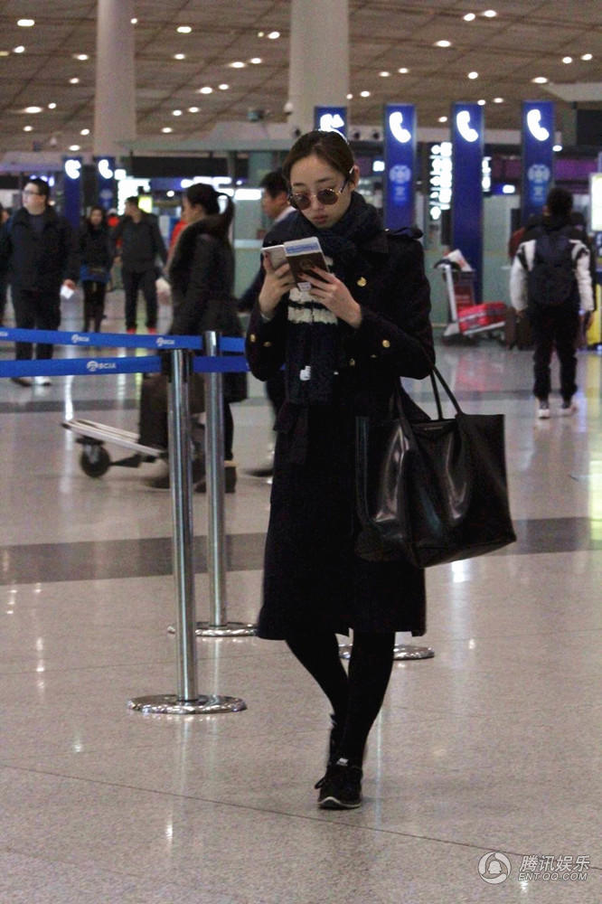 女星機場(chǎng)最新照片，星光下的溫馨相遇