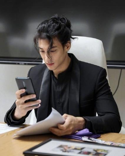 張演員男的舞臺與熒屏之旅，學(xué)習成長(cháng)與自信光芒的展現