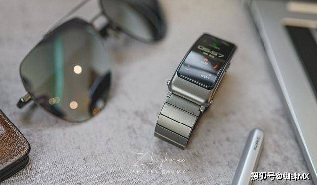 華為最新款手環(huán)，愛(ài)的日常，溫馨的陪伴紐帶