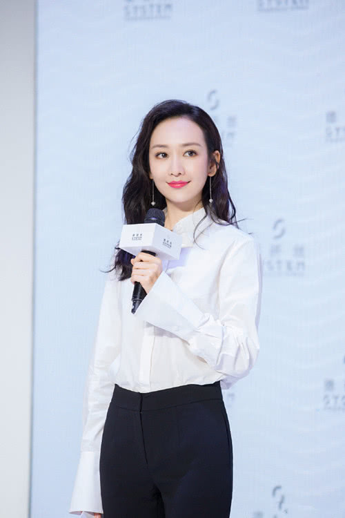 王鷗明星大偵探造型，自然美景中的心靈探索之旅