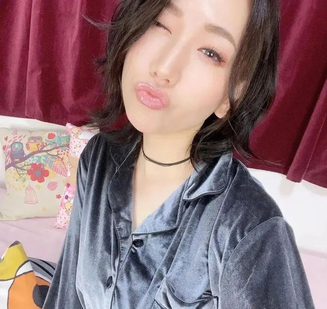 小巷深處的浪漫邂逅，佐山愛(ài)在愛(ài)情電影網(wǎng)中的故事