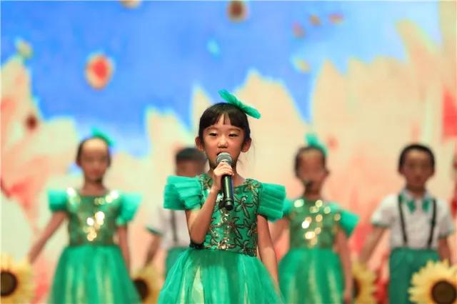 尹小艷演繹的云南山歌新篇章，自信與成就的力量展現學(xué)習變遷之路