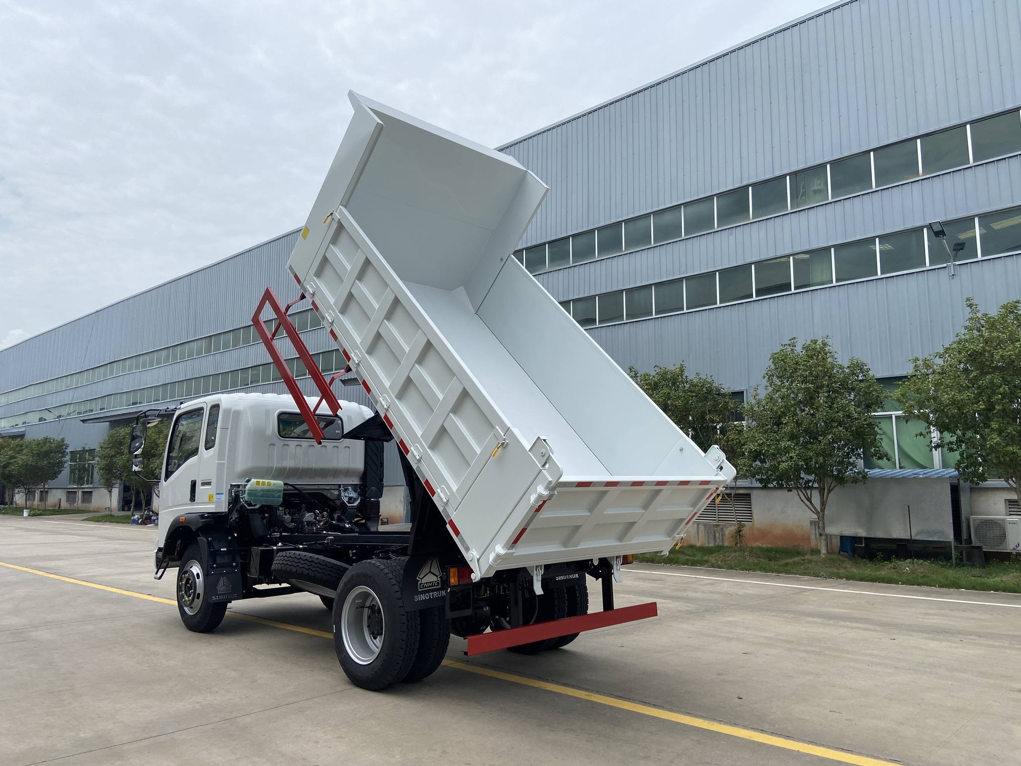 最新款自卸卡車(chē)，自然美景探索之旅的得力伙伴