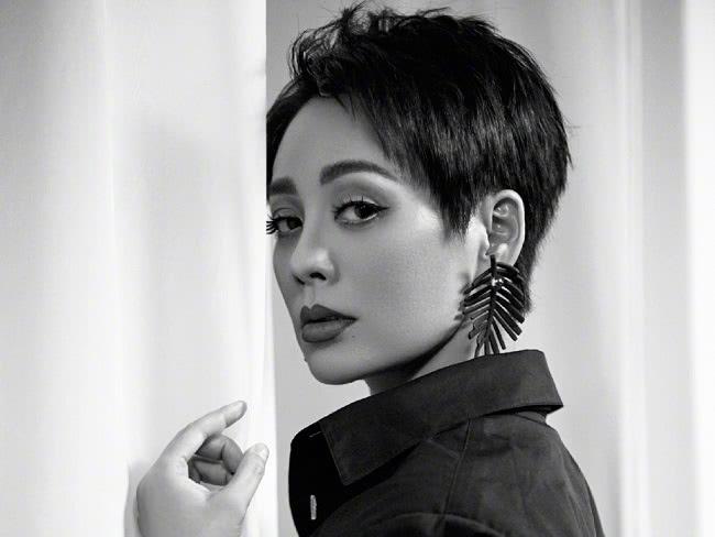 成旭演員，科技之光下的生活重塑者