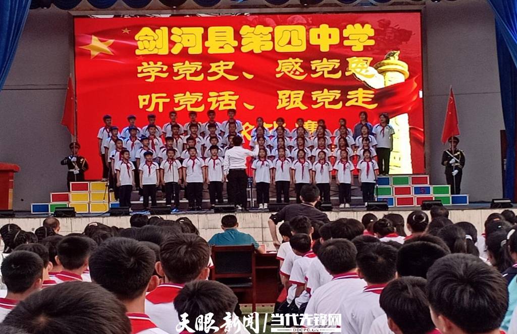 青蛙與狗的泳池挑戰，揭秘游泳比賽背后的故事，青蛙夢(mèng)工廠(chǎng)的秘密探索