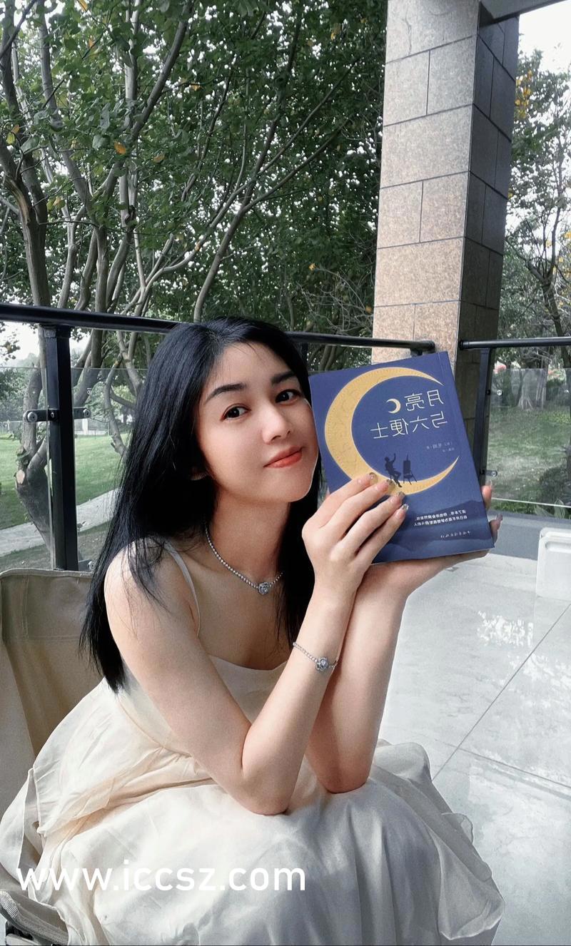 科技與藝術(shù)交融，動(dòng)漫美女脫光衣服的全新體驗