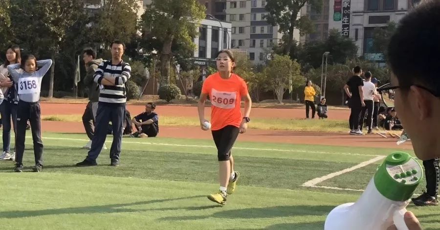 小蝸牛的田徑夢(mèng)，綠意盎然賽場(chǎng)上的奇遇之旅