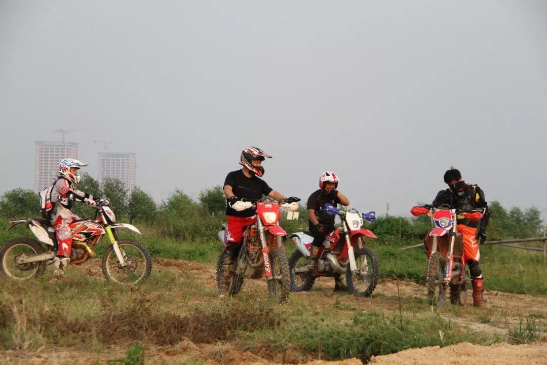 越野摩托車(chē)比賽，小巷中的熱血激情與神秘探險之旅