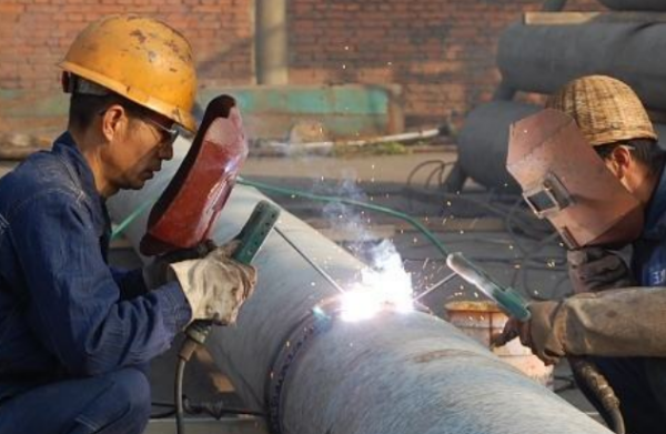 最新電焊工退休年齡，自然美景下的職業(yè)人生探索之旅