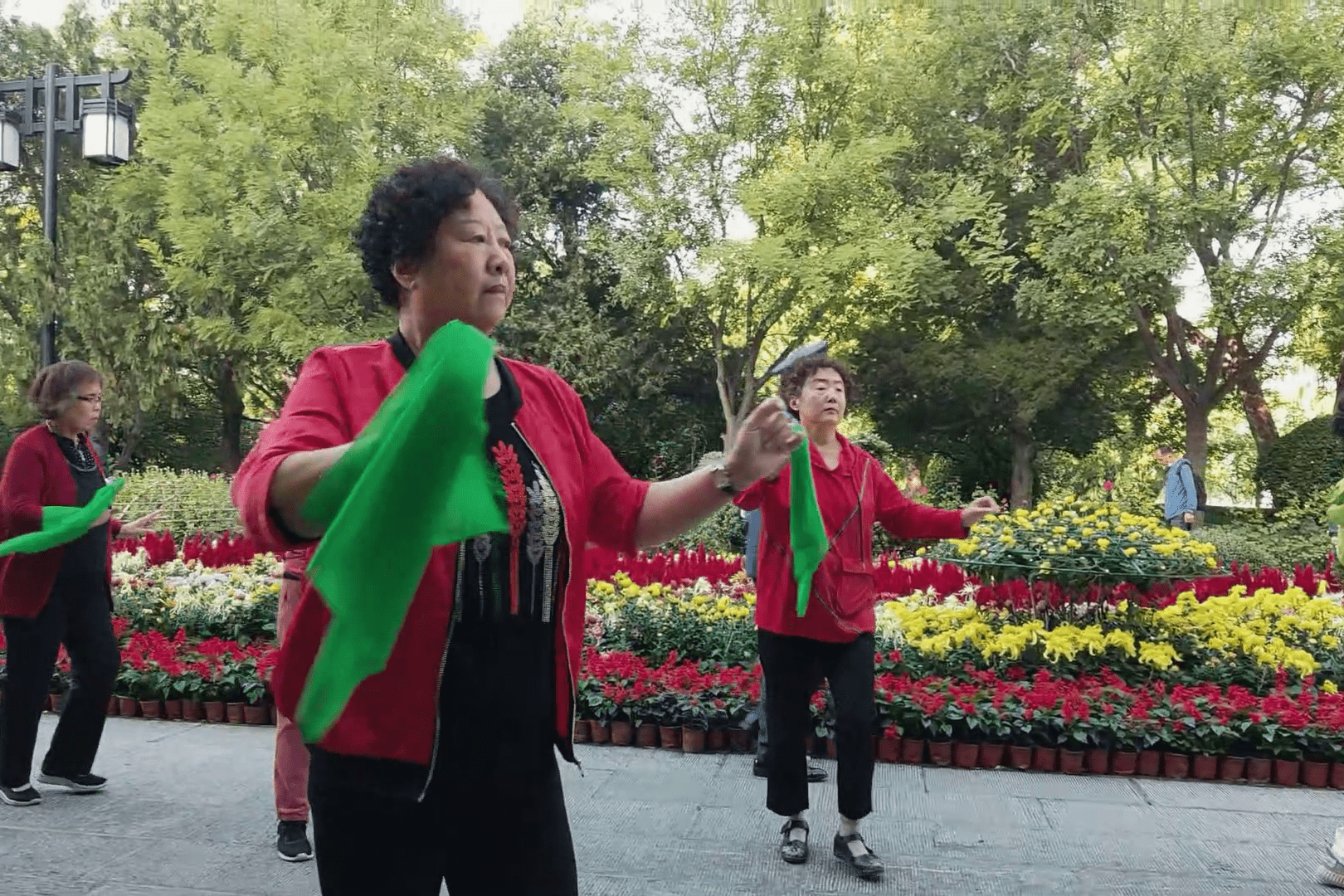 最新手絹舞，多維視角下的文化現象探析