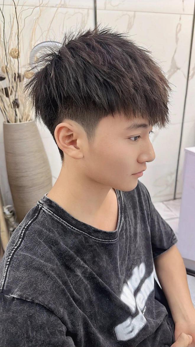 時(shí)尚變遷，探索短發(fā)型風(fēng)潮與影響，展望2025最新流行趨勢