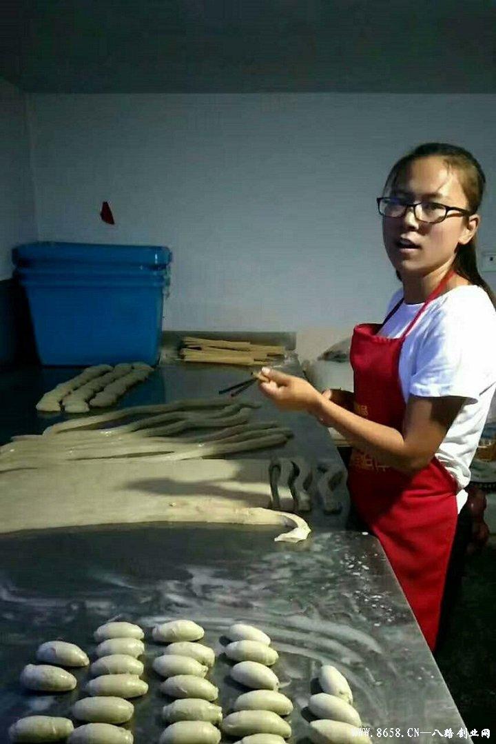 革新烘焙工藝，引領(lǐng)行業(yè)新潮流，最新烤面筋機亮相！