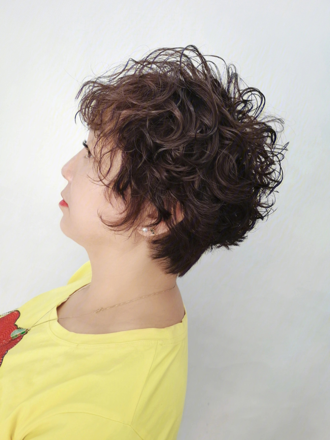 最新短發(fā)燙發(fā)造型，時(shí)尚界的火熱焦點(diǎn)！