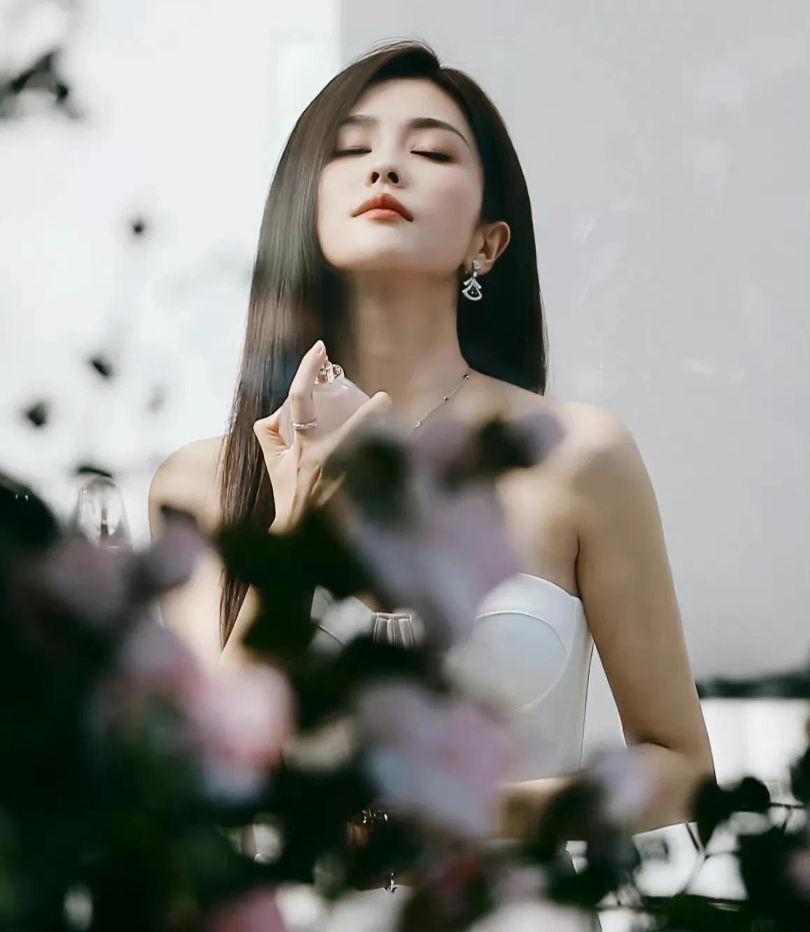 劉雯最新壁紙，時(shí)尚魅力的完美展現