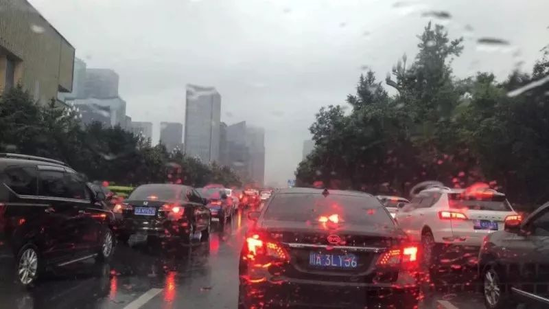 成都暴雨下的驚喜探索，小巷特色小店