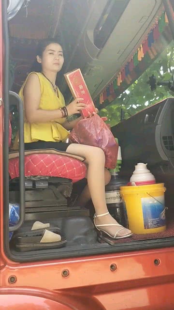最新貨車(chē)女司機的奇妙小巷探險記